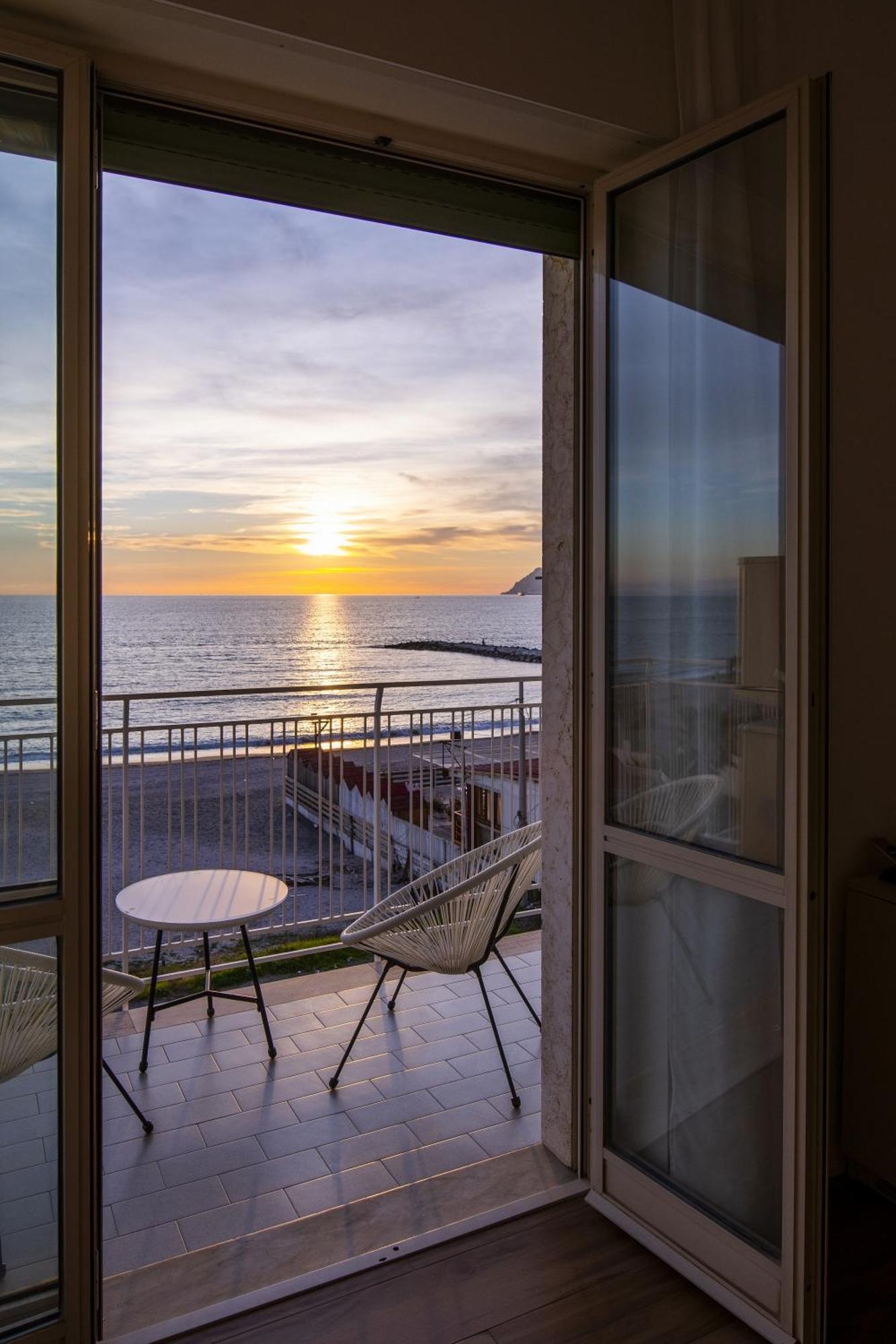 Cas' A Mare - Beachfront Luxury Suites Salerno Exterior photo